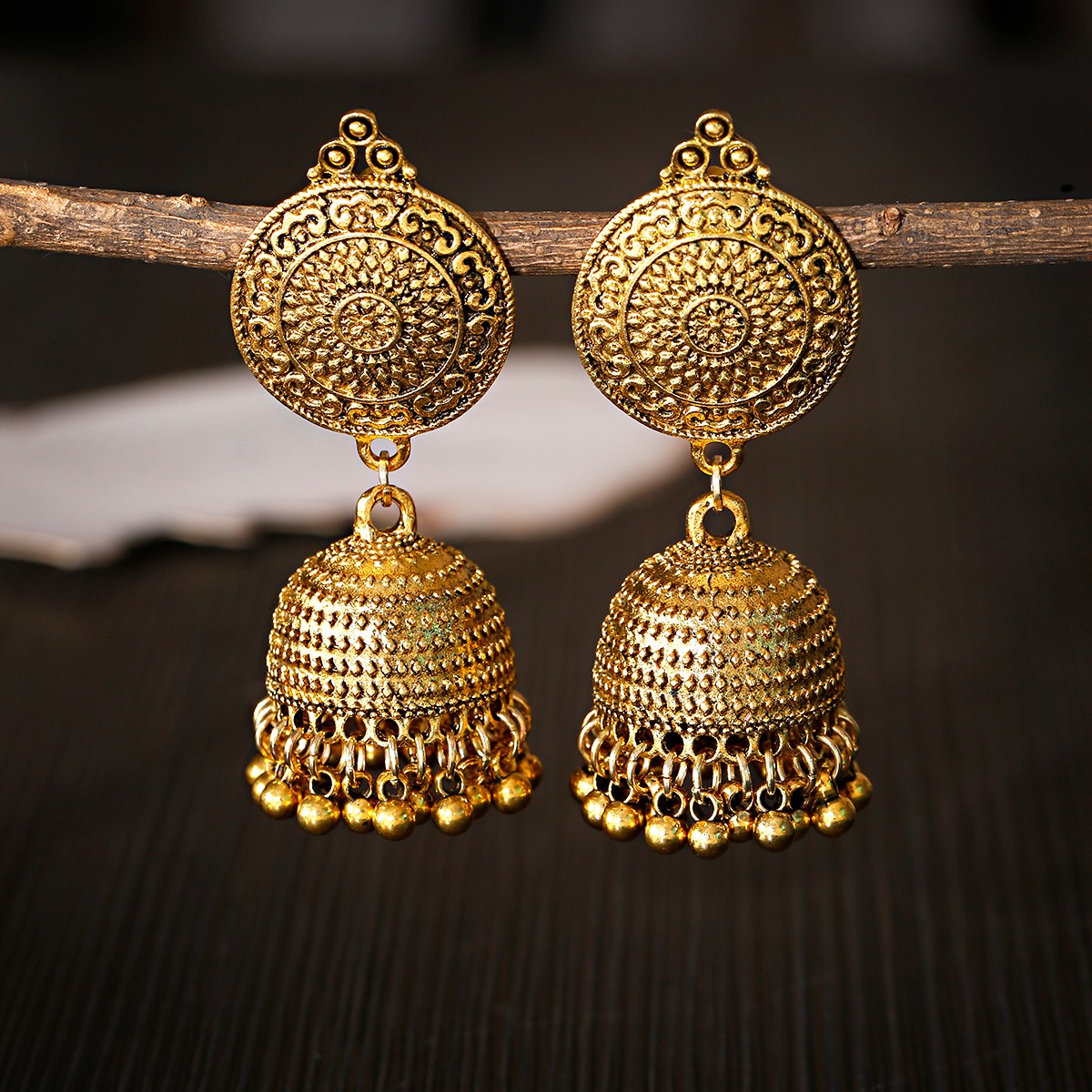 女性のためのエスニックゴールドカラーの彫刻が施されたイヤリン - Indian Wedding Supply のレビューと価格